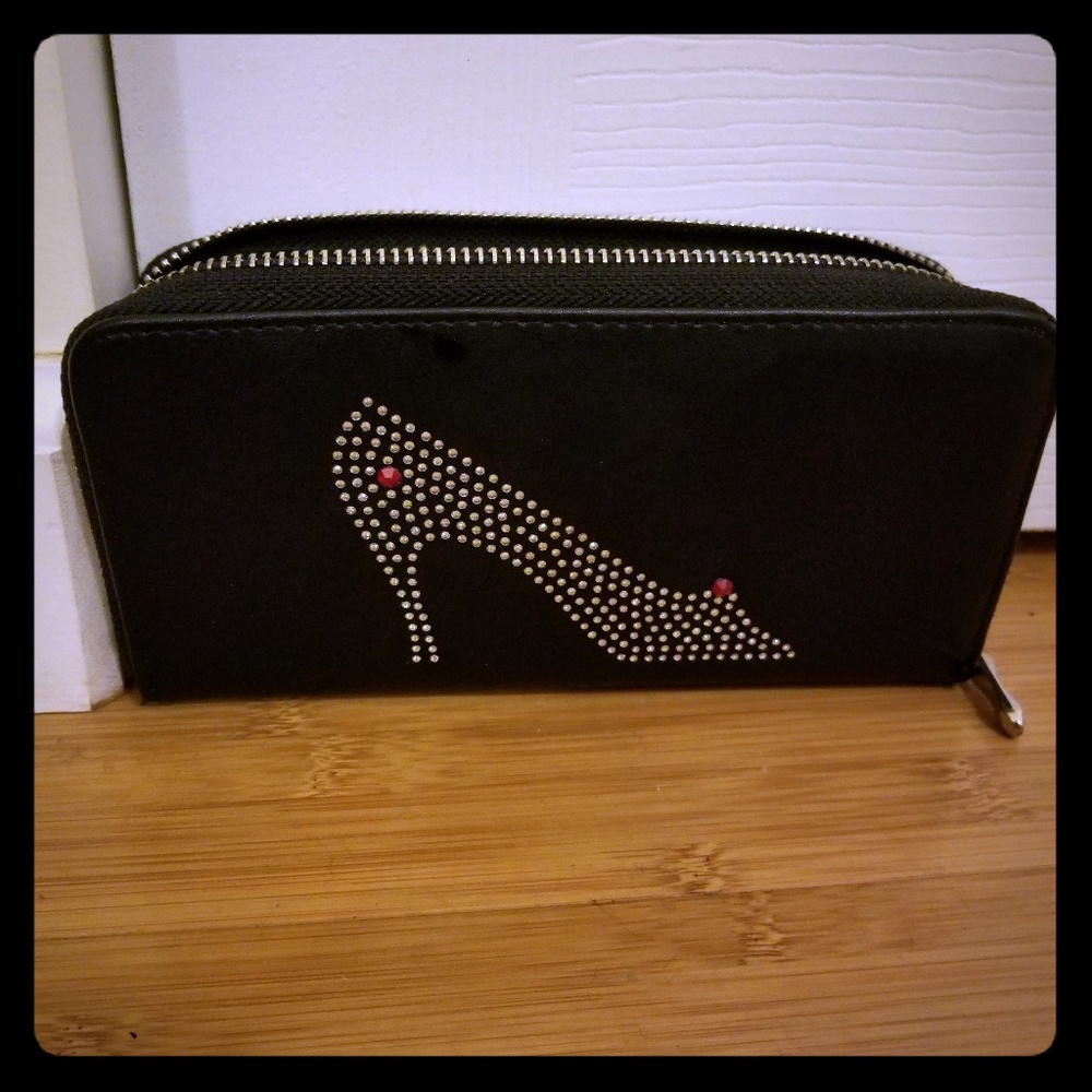 Padded zipper wallet